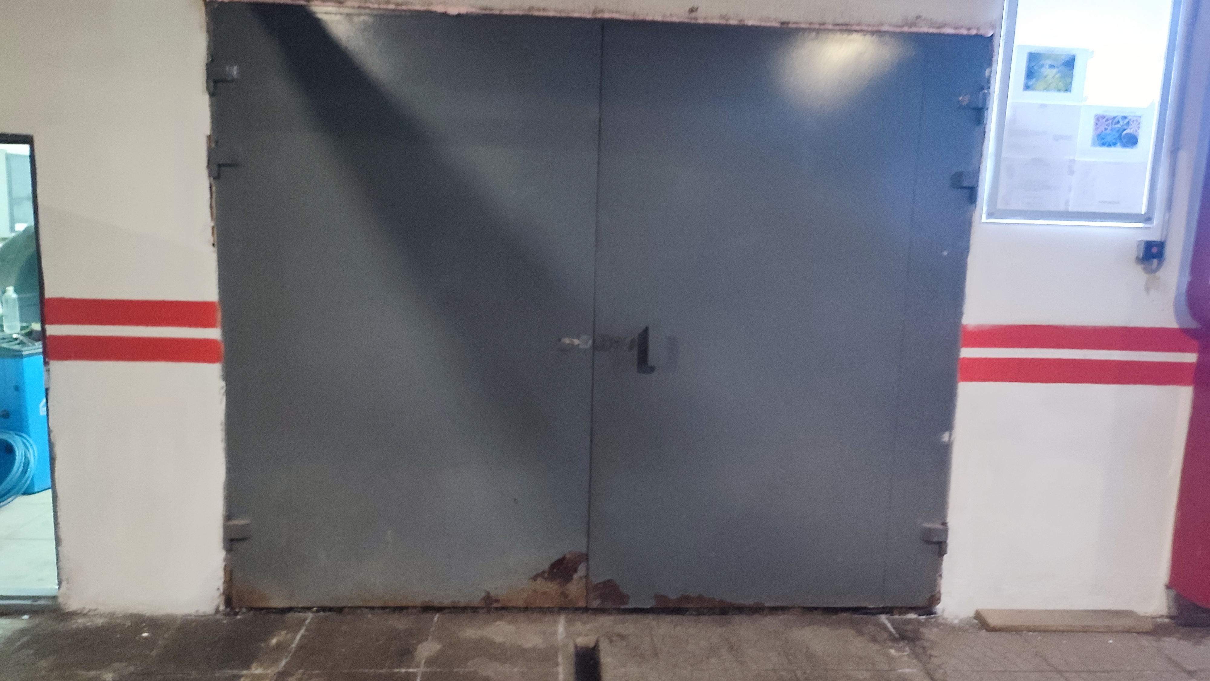 Реклама на воротах шиномонтажа